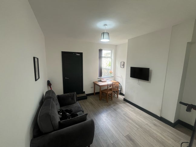 3‑Bedroom HMO on Leek Road, ST1 – Excellent Locati Main Photo