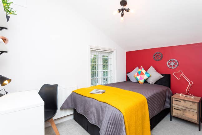 Next to Crawley train station! Single- En-suite. Main Photo