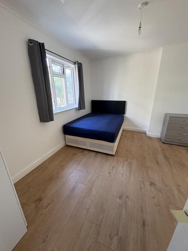 Large double room in friendly home 1st Dec Main Photo