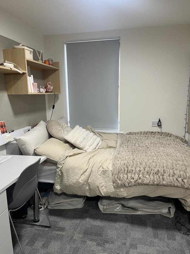 En-suite classic bedroom available immediately  Main Photo