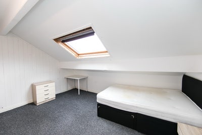 Large attic bedroom tenancy takeover  Main Photo