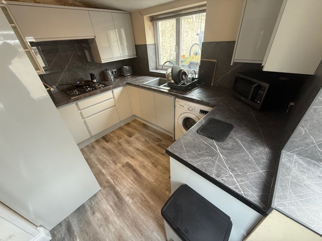 Lovely Double Bedroom, Bills Included!  Main Photo