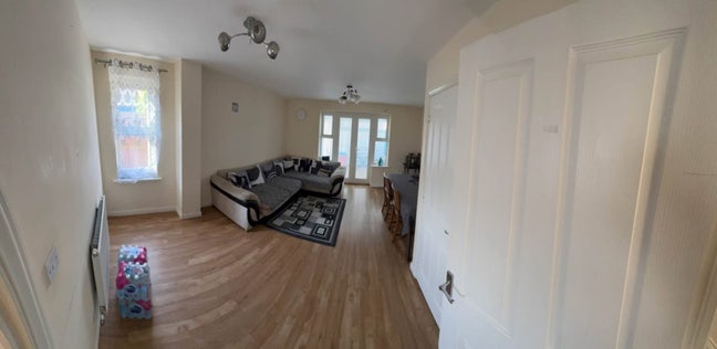 A big living room space available for rent Main Photo