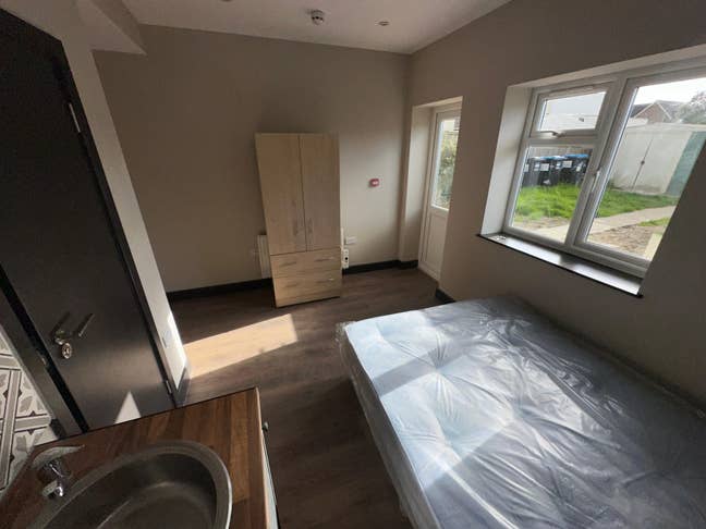 DSS-Studio Flat Available in  Caterham Surrey CR3 Main Photo