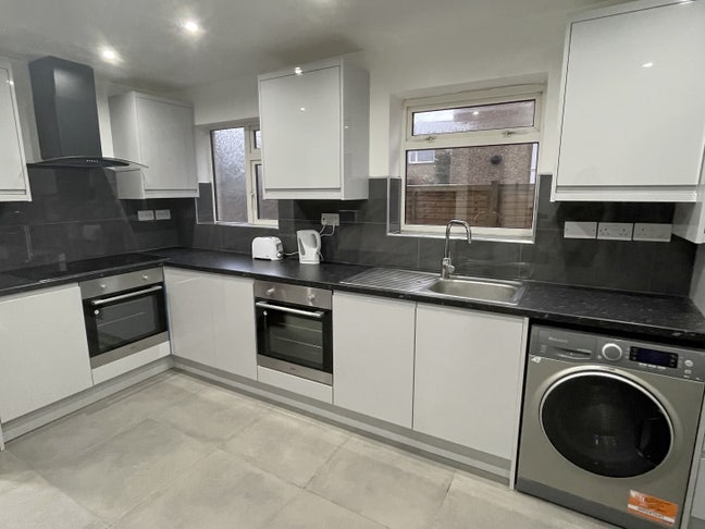6 Bed House, All Bills Included Available Sep Main Photo