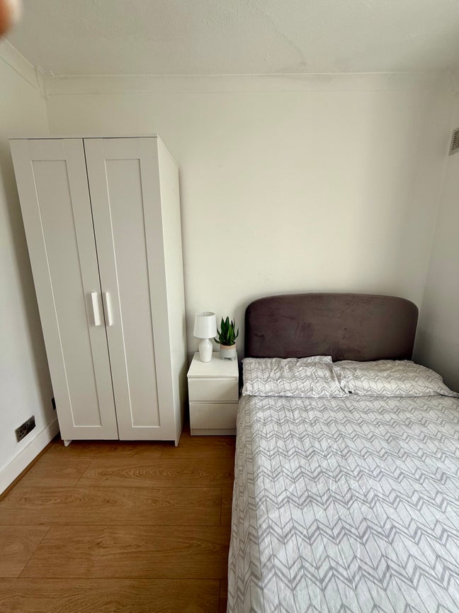 Beautiful room in house 7 mins walk to stations  Main Photo