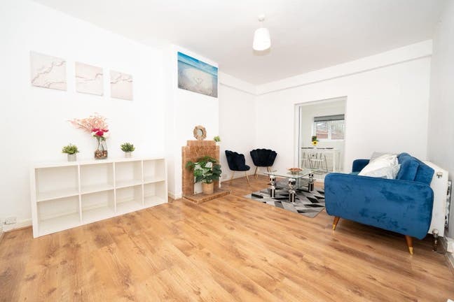 1Ensuite&1Double *4Bed w/ Living & Conservatory Main Photo