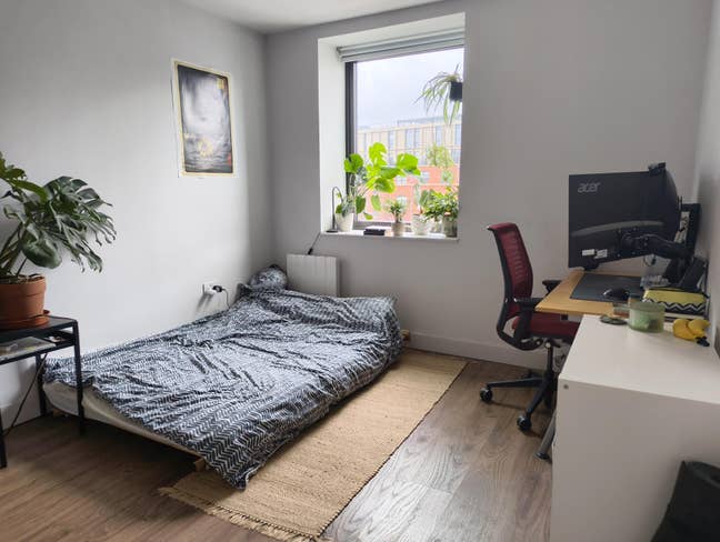  Looking preferably for  a  female  flatmate:)) Main Photo
