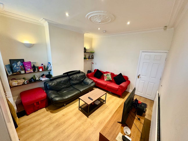 Double bed room  - All Bills included  Main Photo