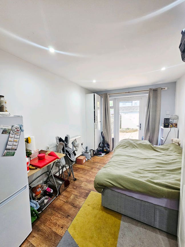 Furnished: Mini Studio: All inc: Private Garden Main Photo