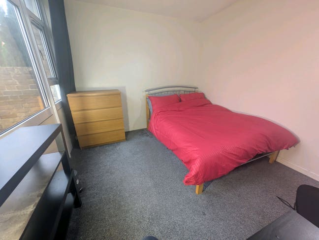 Bright room in clean flat - Kennington Main Photo