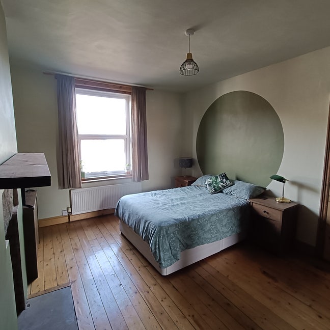 Spacious Double Near Bramley Station  Main Photo