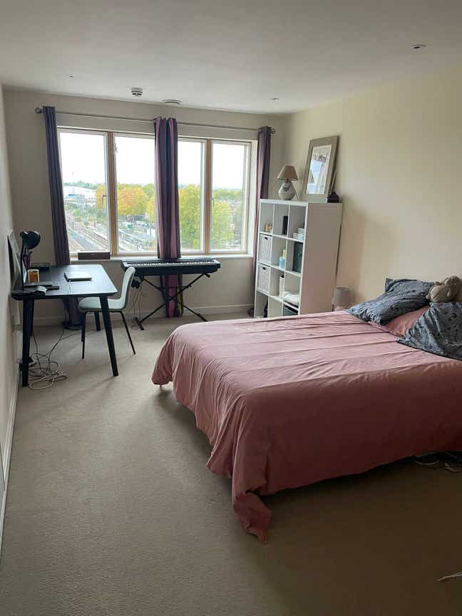 Spacious Ensuite Room, 1 Min from Elizabeth Line Main Photo