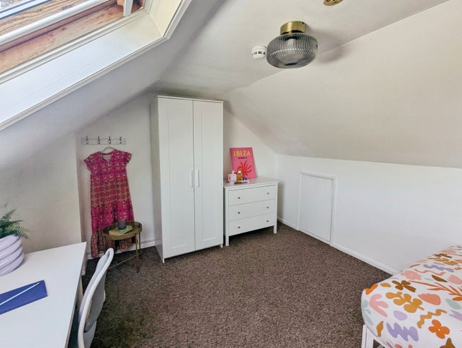 Lovely attic room in friendly house share Main Photo