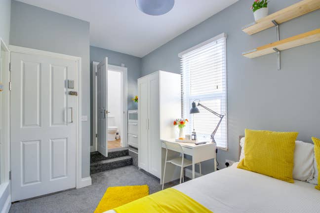 Lovely En Suite Rooms Available  Main Photo