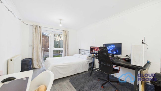 Large room available for couple  with backyard Main Photo