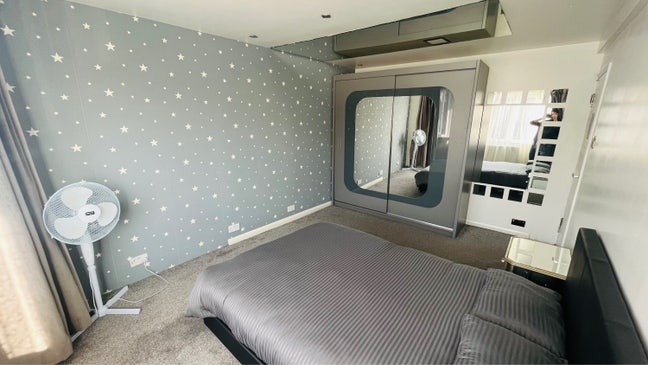 Beautiful Large Spacious Room in Burnt Oak!!! Main Photo