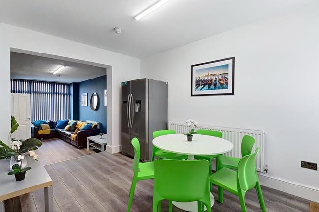 Furnished Room in 6 bedroom house in Kensington Main Photo
