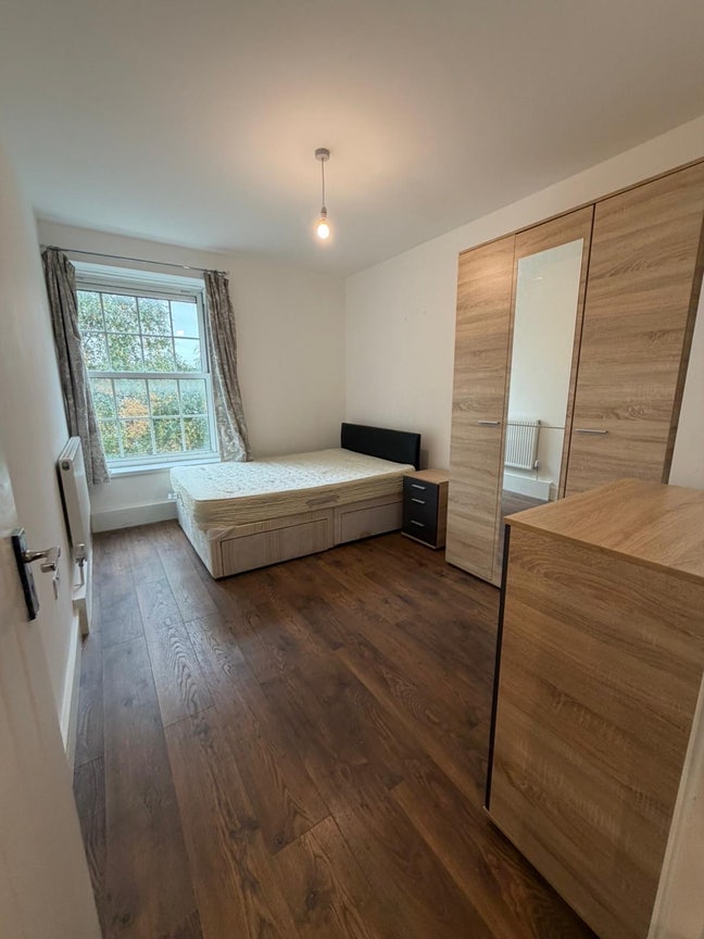 Beautiful Rooms - 10 Minutes to Victoria Station! Main Photo