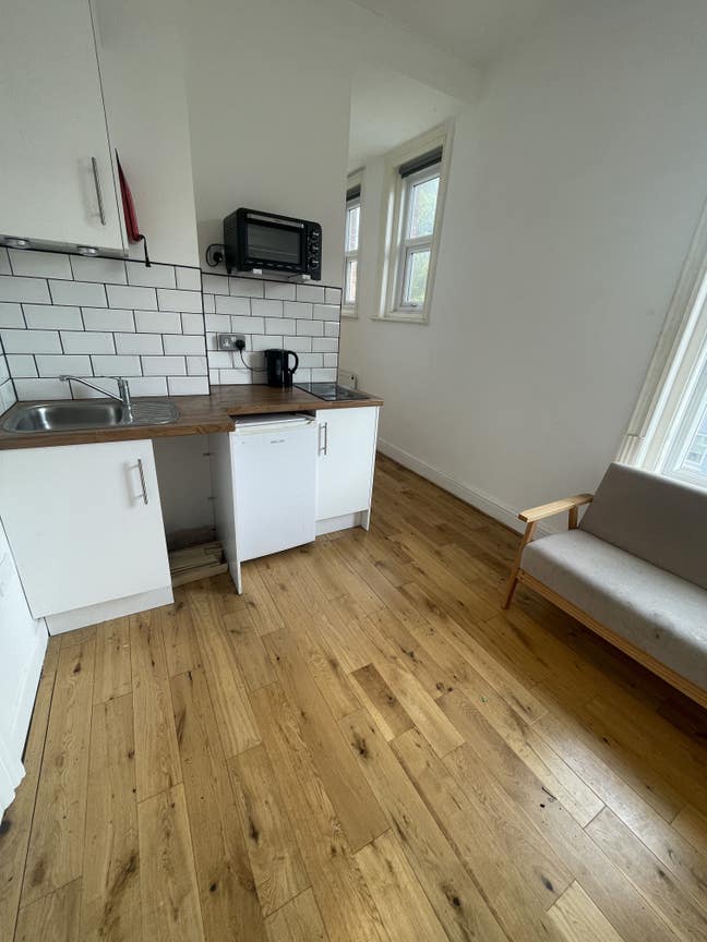 Bills inc ensuite studio with kitchenette Boscombe Main Photo