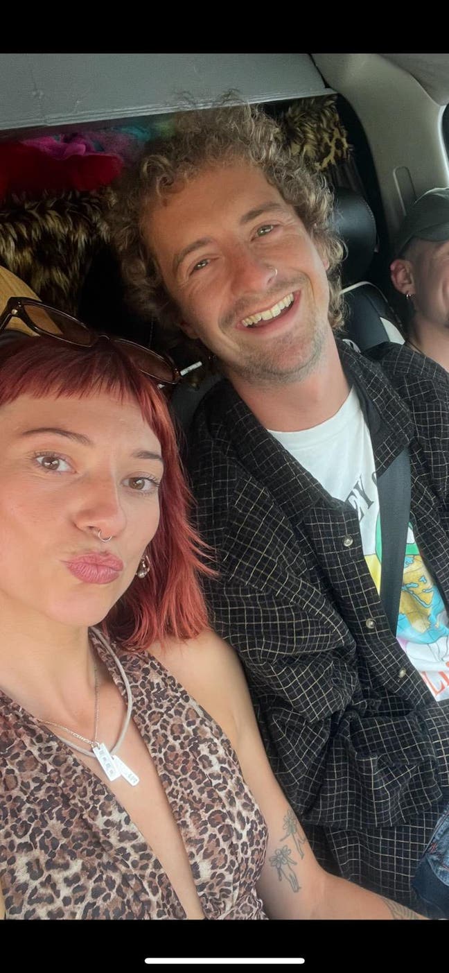 Two best mates looking for 2 cosy double rooms! Main Photo