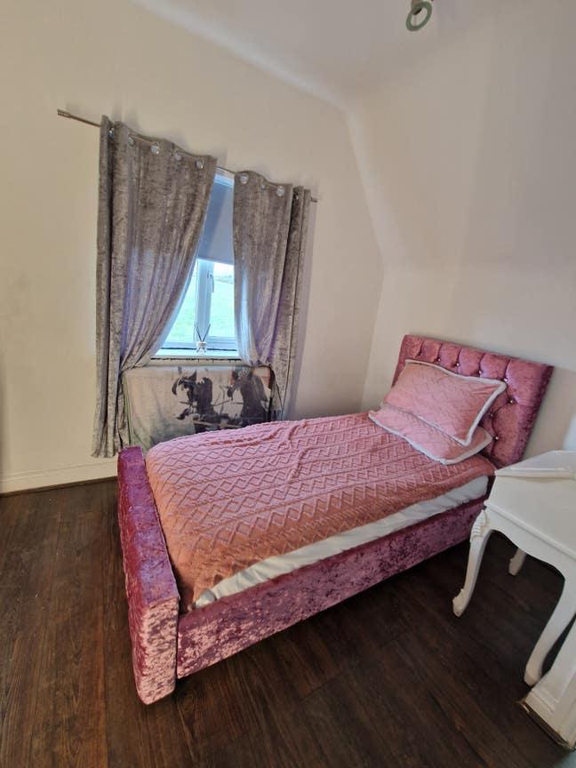  Double and single Rooms to rent in big house Main Photo
