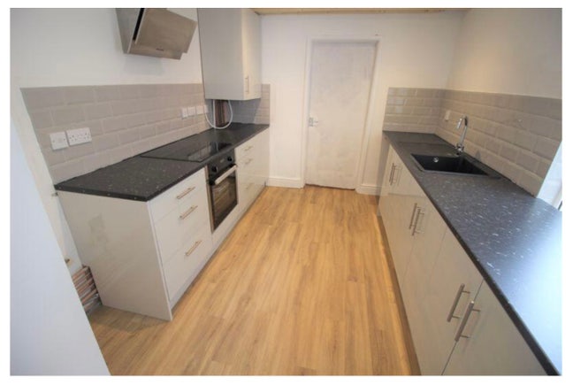 Unfurnished Room for Rent in 3-Bedroom House Main Photo