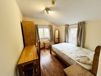 Double room in co-living property Main Photo