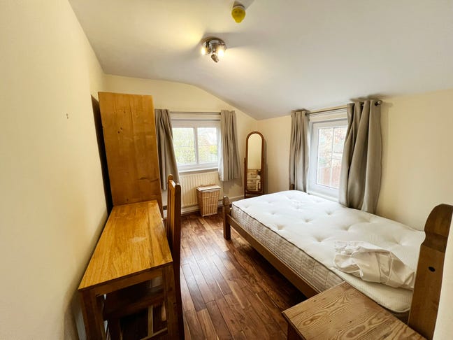 Double room in co-living property Main Photo