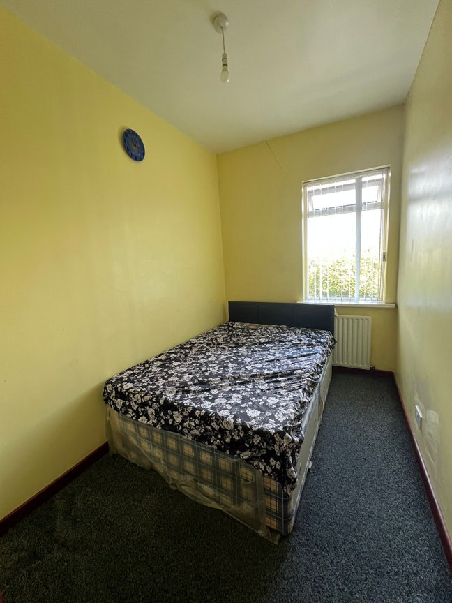 Big Room Available in Dudley Town Main Photo