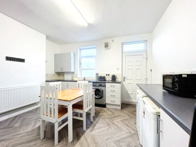 Attic Double Room Available - Sheffield Road Main Photo