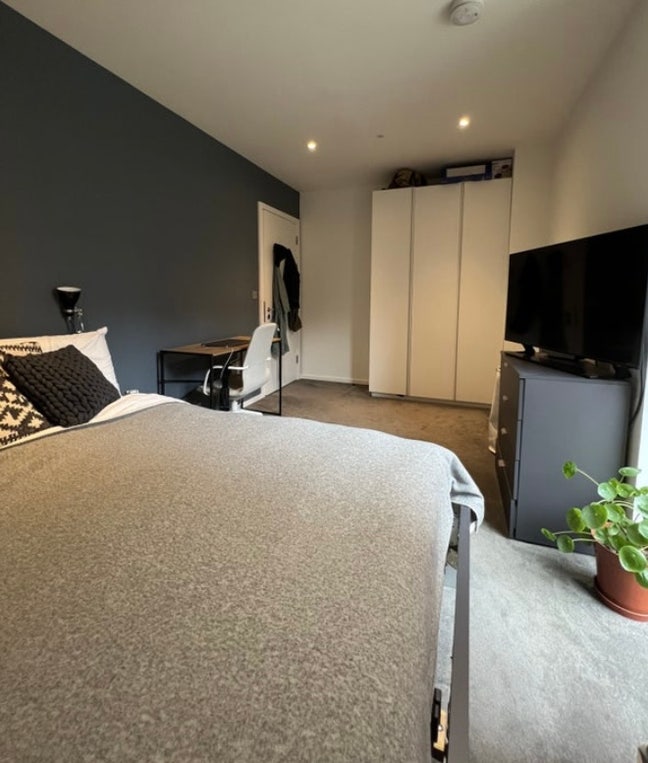 Extra Large Double Room with Private Bathroom Main Photo