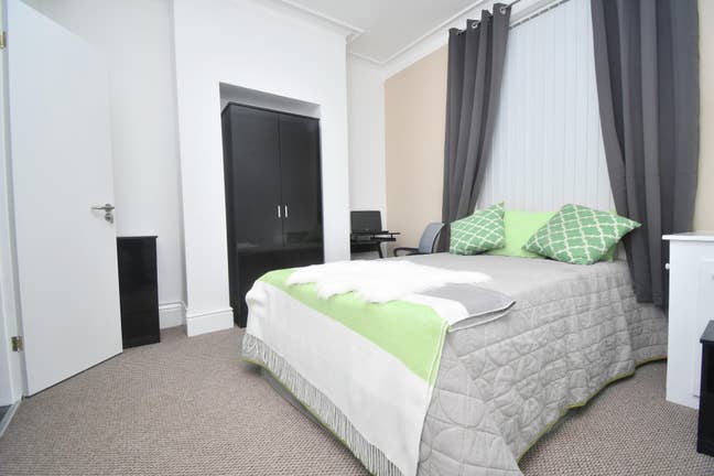 Rooms Available A Short Walk Away from Town Centre Main Photo