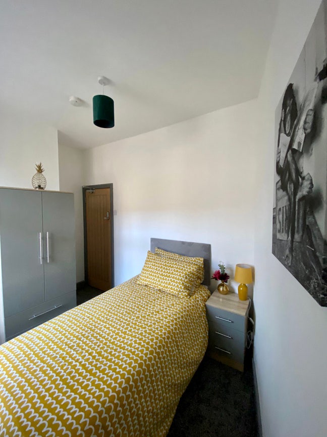 Modern and Fully Furnished room not to be missed! Main Photo