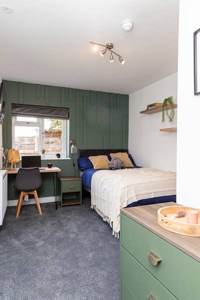 Premium En-Suite Room | Prime Location Main Photo