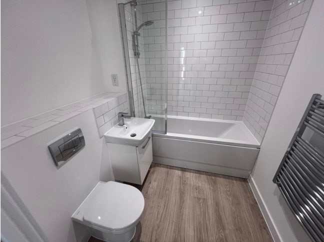 Double Room in 2-Bed Apartment  Main Photo