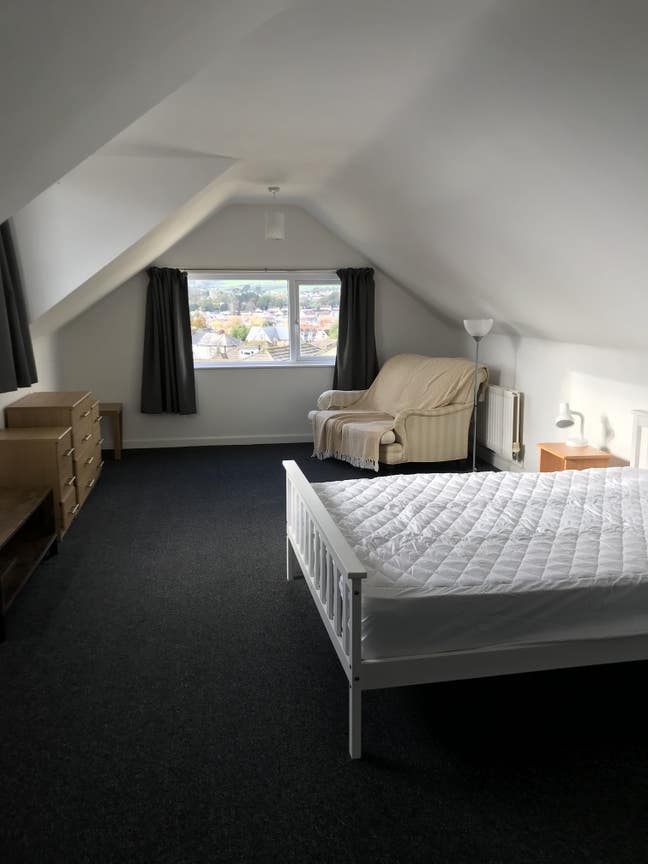 Huge Bed Sitting Room with own bathroom Main Photo