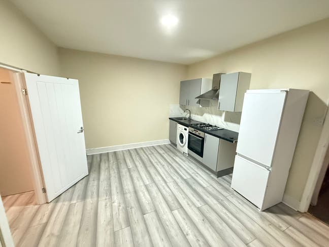 One Bedroom Flat To Let in Tooting Broadway SW17 Main Photo