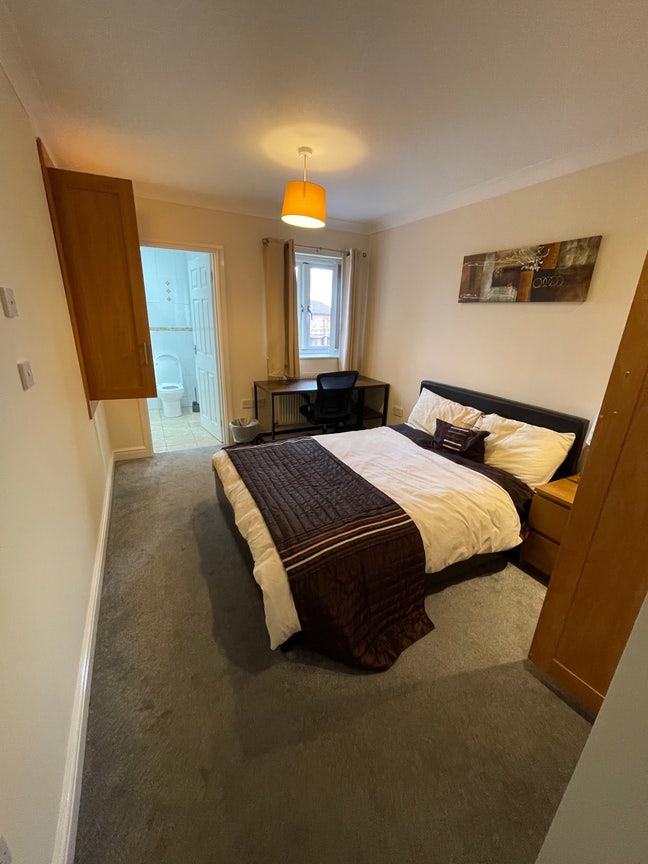 Off Road Parking, Bills & Cleaning Included Main Photo