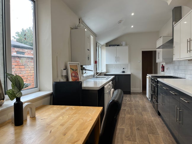 Modern Spare Rooms Available. 5 Bed 2 Bath House Main Photo