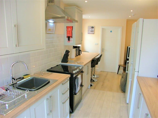 Beautiful ensuite room in stunning house Main Photo
