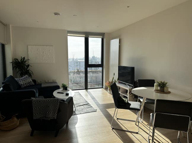 Spacious 1 Bed in Affluent New Build Area E16 Main Photo