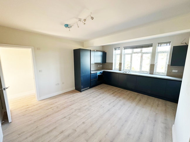A recently renovated 2 bedroom flat in SE9 Main Photo