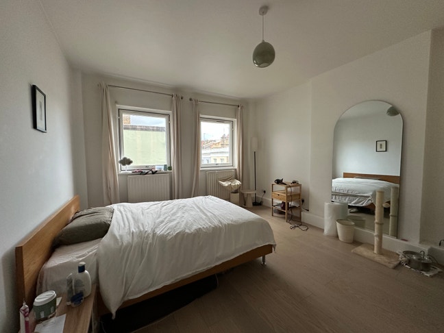 Quiet Double Room – 2 mins to Earls Court Main Photo