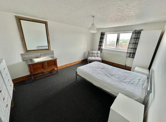 Double bedroom in a quiet house with sea views  Main Photo