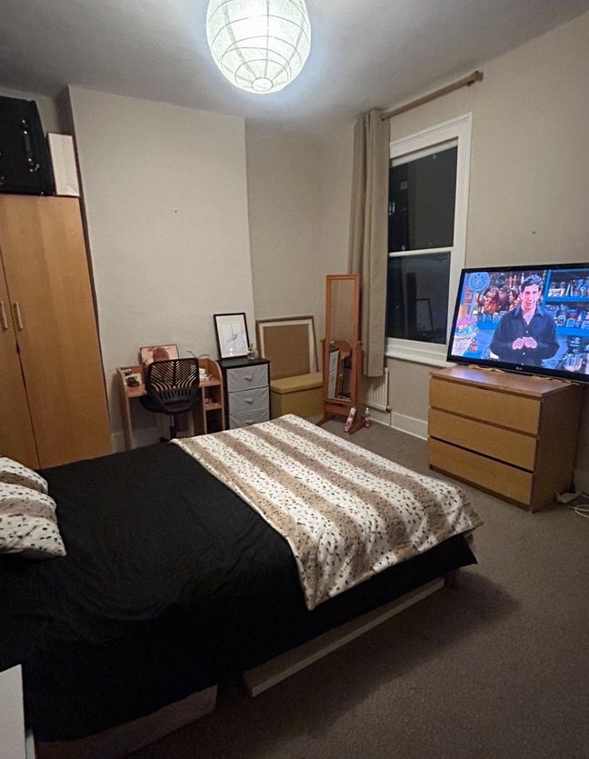 Large room in friendly shared house Main Photo