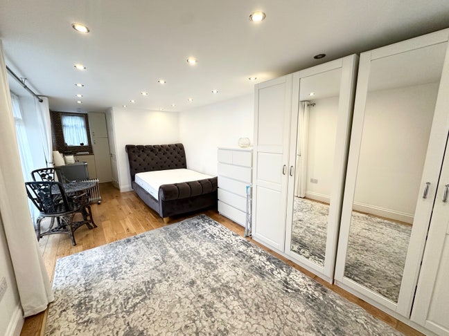 Studio flat in Colindale  (All bills included) Main Photo