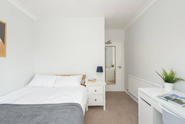 Stylish Double Ensuite Room with Private Lounge 🌿 Main Photo