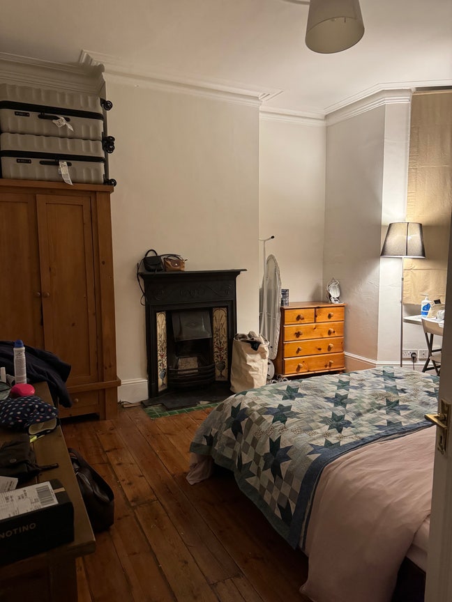 Large double room, ideal for couples  Main Photo