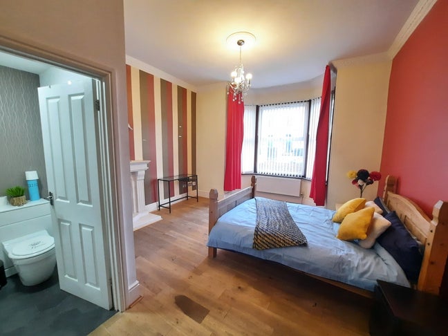 Massive Ensuite Room Near Train Station  Main Photo